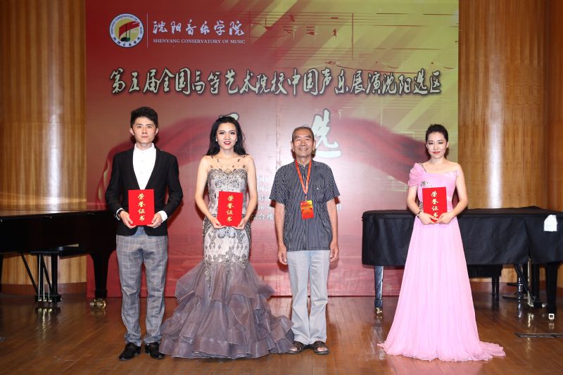 沈阳音乐学院民族声乐系王瑞江教授为获奖选手颁奖  摄影:刘昶