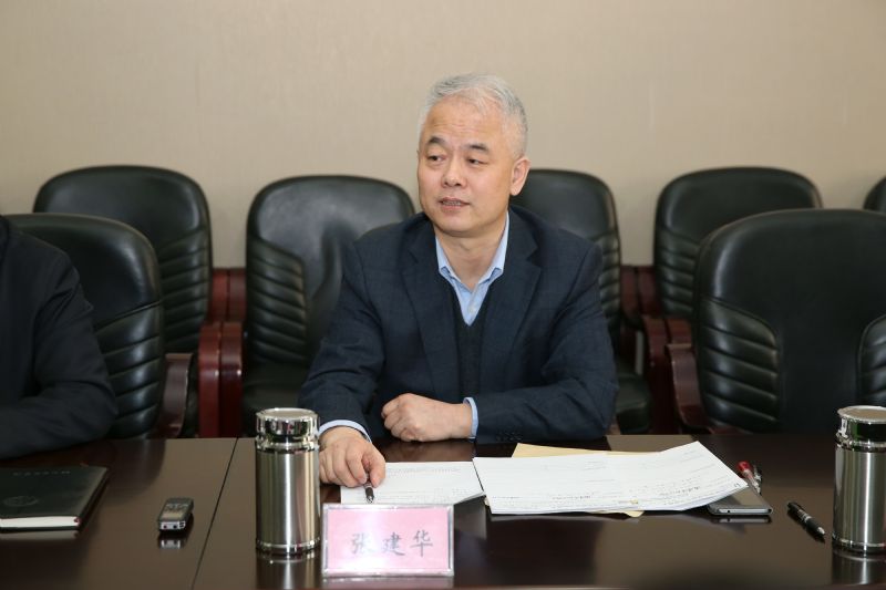 党委书记张建华在会上发言 摄影:韩鹏