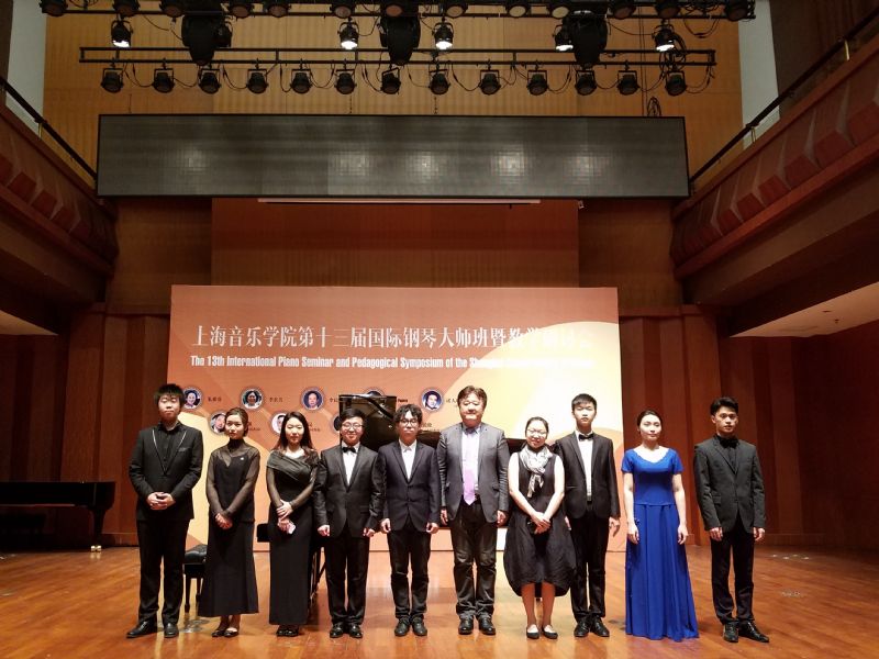上海音乐学院钢琴系主任李坚教授与参演闭幕式的九大音乐学院