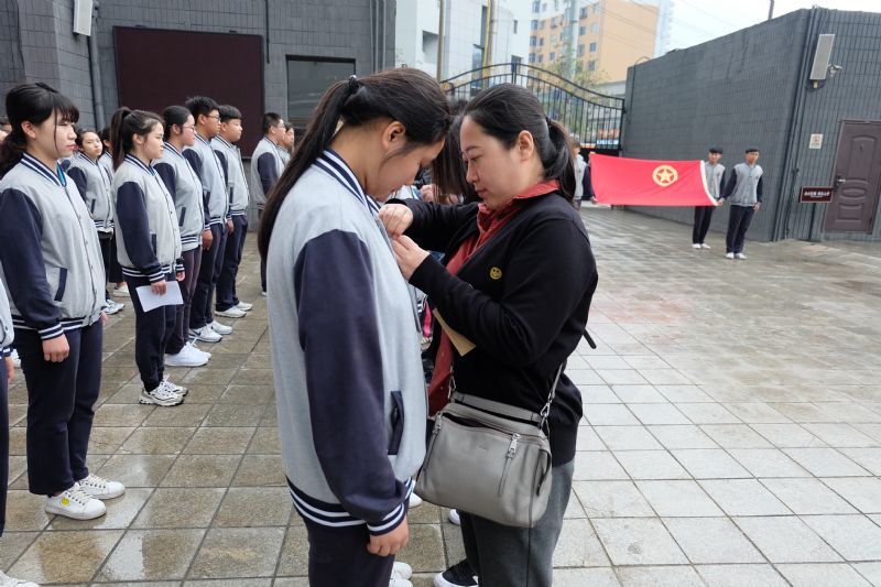 党员为新团员佩戴团徽    摄影:王冠