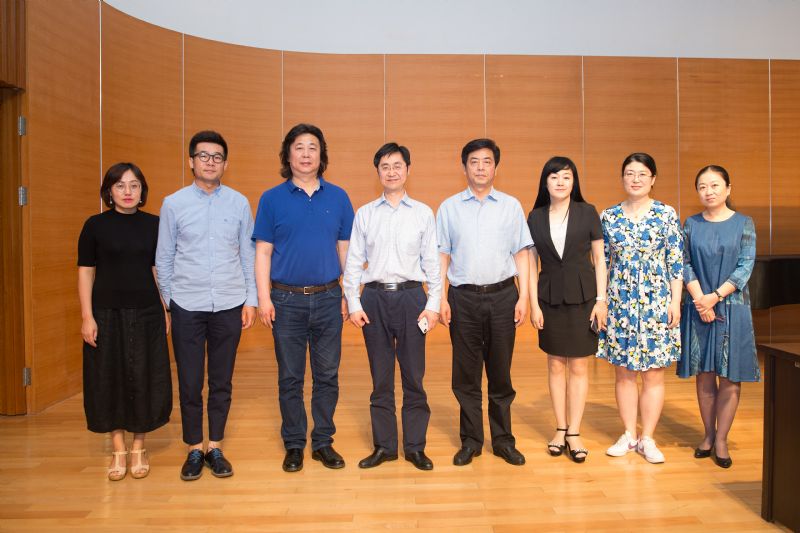 副院长赵德山,杨燕迪教授及相关职能部门,教学单位负责人合影