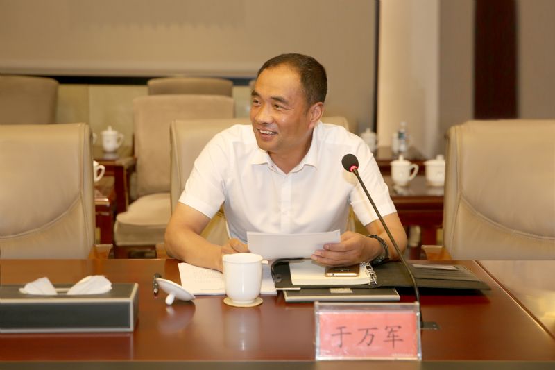 抚顺市委副书记于万军主持会议