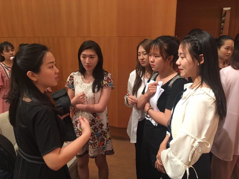 哈尔滨音乐学院教师张馨元讲座结束后与民乐系学生进行交流