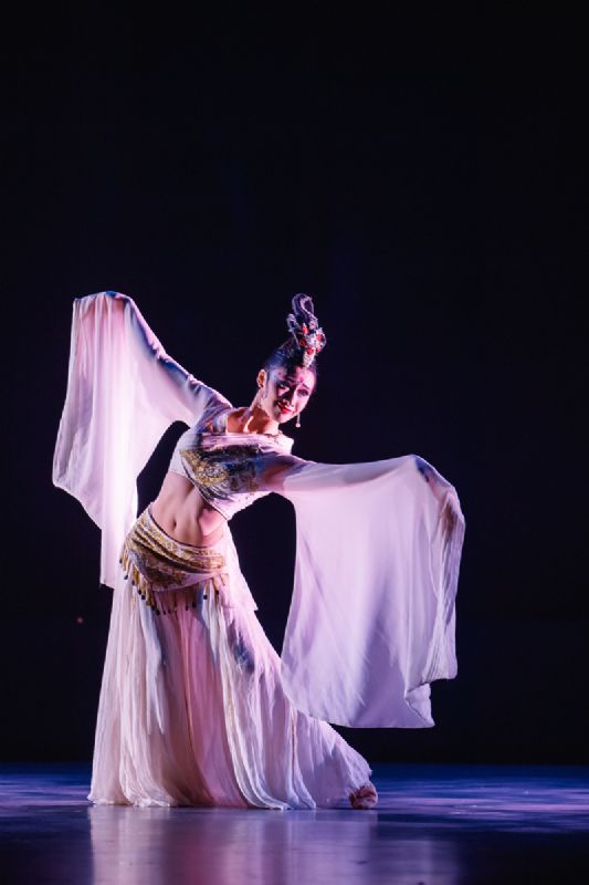 中国古典舞原创作品《宫·飞燕》