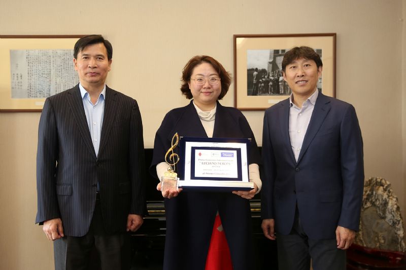 沈阳音乐学院院长季惠斌,副院长兼大连分院院长吴厚兴向青年